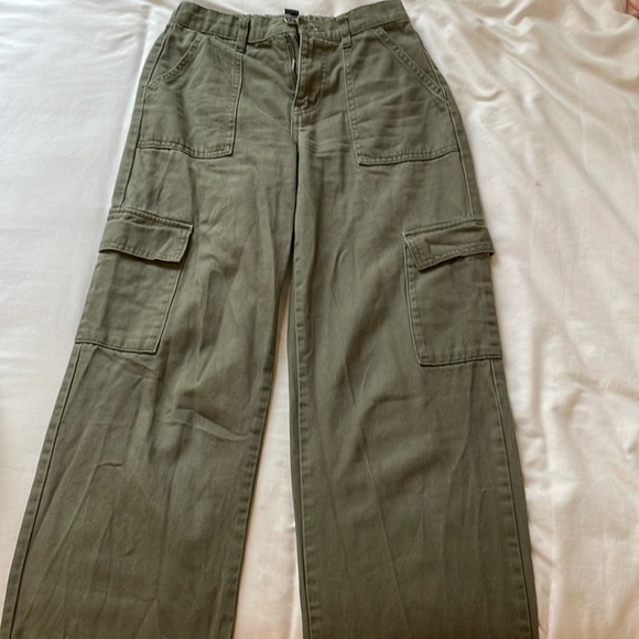 I am selling these green cargo jeans from forever 21, and they are really comfy. - Picture 6 of 8